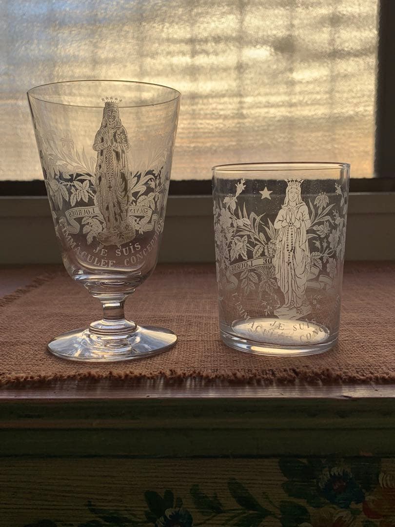 フランスアンティーク　レアなマリア様が美しくカットされた素敵なグラス2個セット！ 2個あり！エレガントな印象のフルートタイプのシャンパングラス（高さ