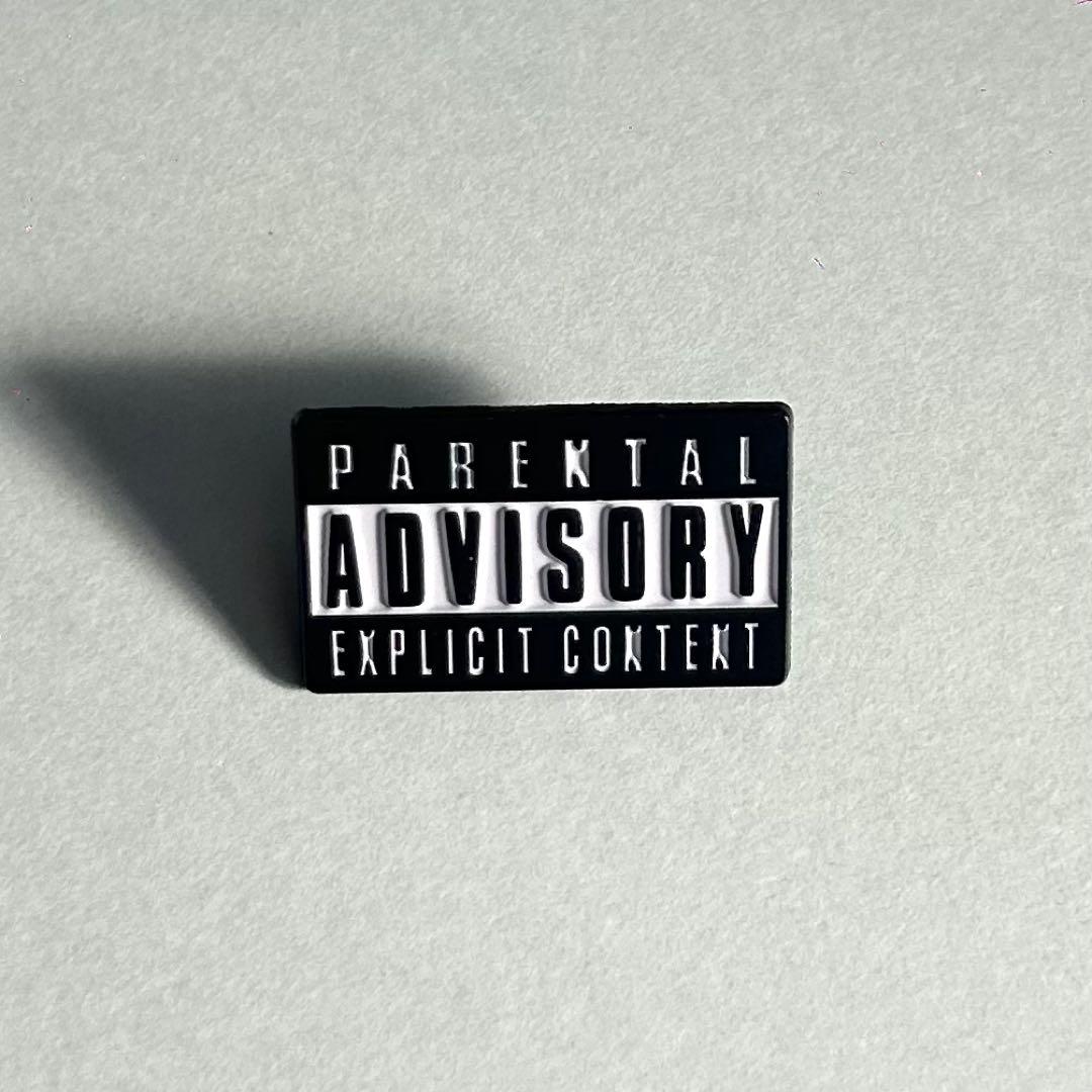 PARENTAL ADVISORY ピンバッジ・ピンズ - メルカリ