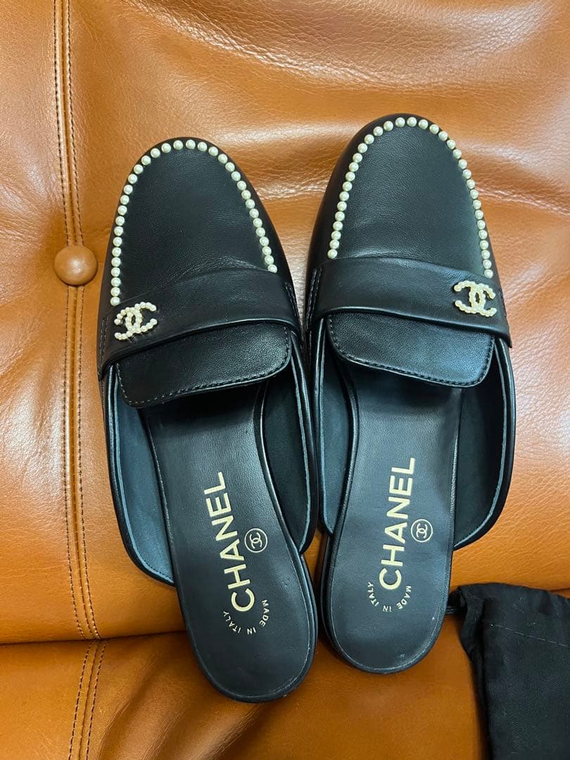 CHANEL♡新品ブラックレザー ミュール パール装飾 新作CHANELサンダル ミュール 7.5cm シャネル入手困難☆直営店 (CHANEL