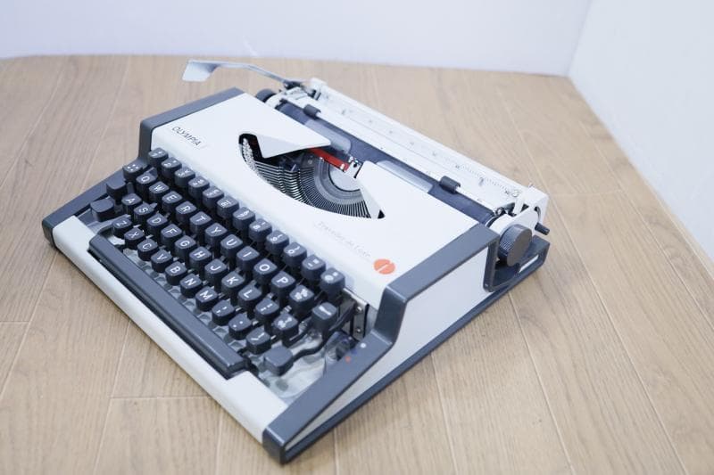 ◇オリンピア英文タイプライター Traveller de Luxe - メルカリ