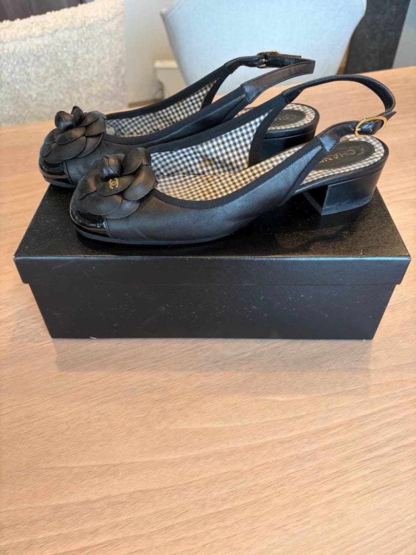 CHANEL カメリアブラックレザーサンダル39サイズ - メルカリ