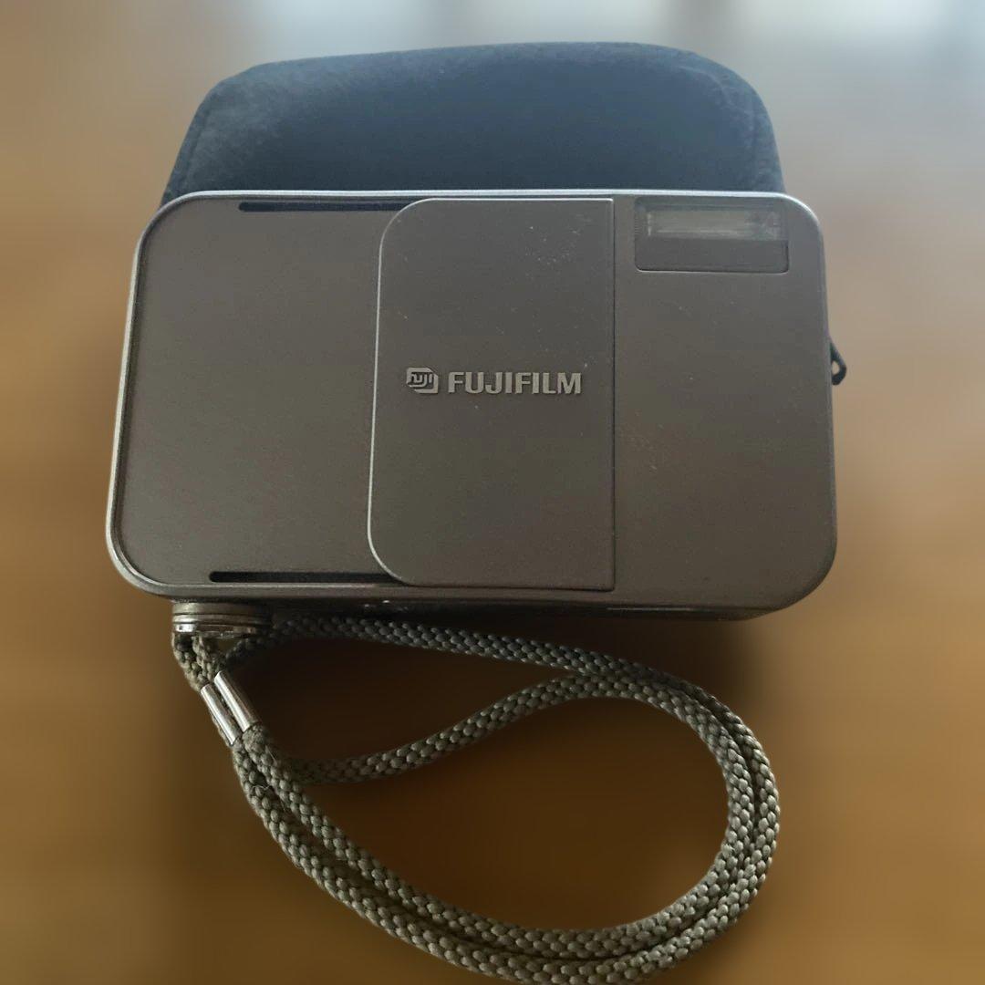 FUJIFILM TIARA シルバー フィルムカメラ コンパクトでオシャレなフィルムカメラ「FUJIFILM TIARA Ⅱ」【作例付き】