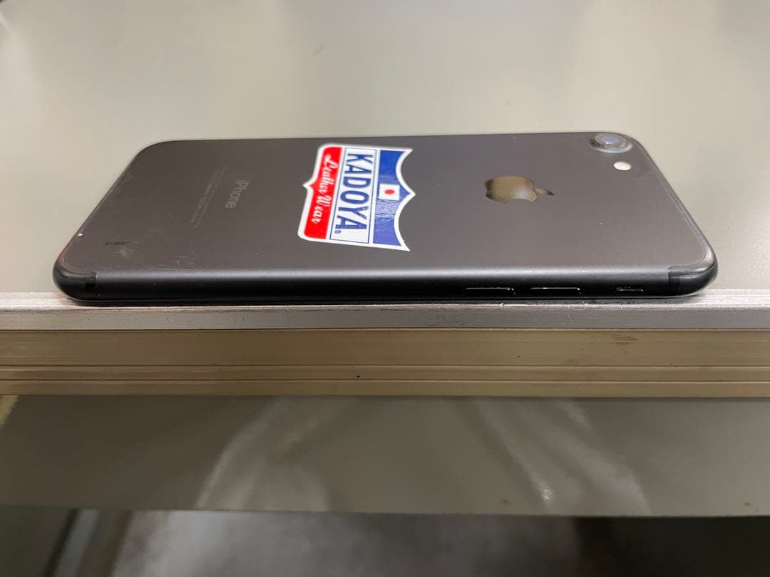 AppleアップルiPhoneアイホン7ブラックKADOYAステッカー付き 中古
