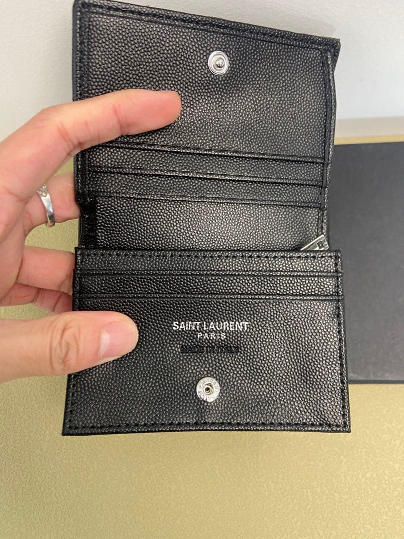 イヴ・サンローラン エンボス加工 ブラックレザー 折りたたみ財布