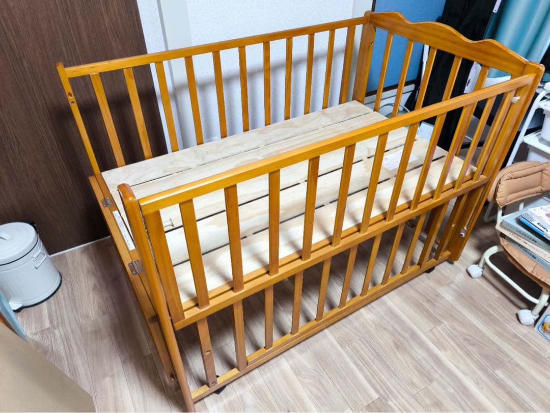 木製ベビーベッド キャスター付き - メルカリ