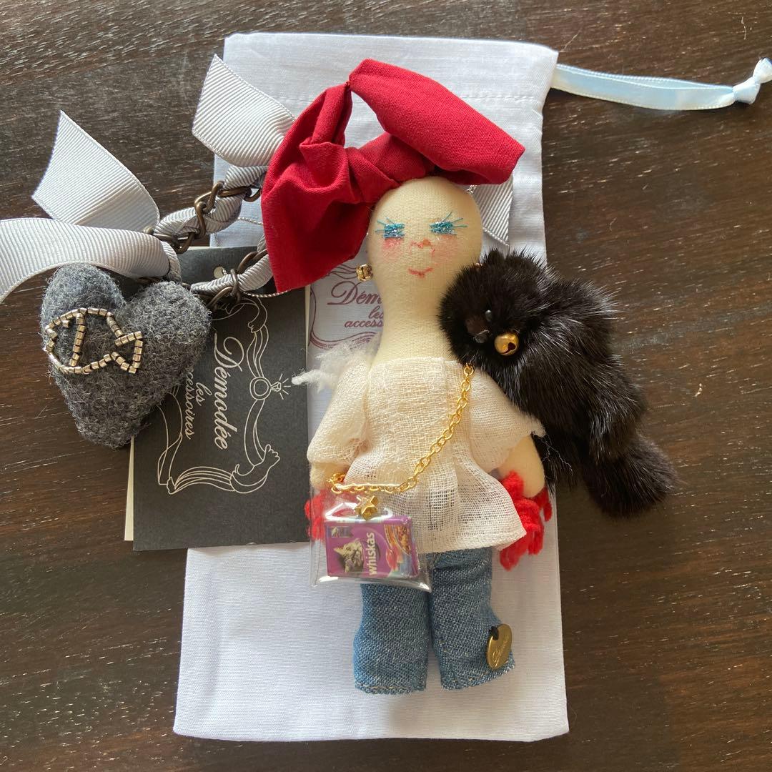 ひまわり様　demodeeチャーム　赤いリボンの 子　黒猫ちゃん付 花猫ちゃんのバッグチャーム(手刺繍のお花を飾った黒猫ちゃんの