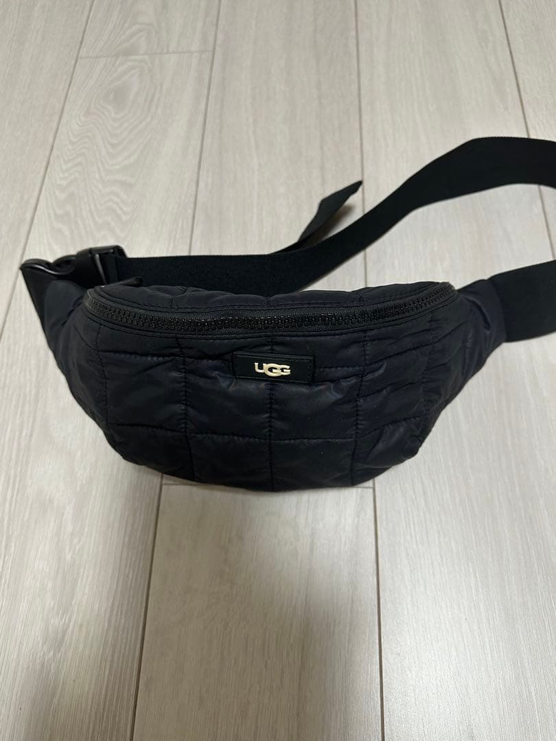 UGG キルティング パファー ボディバッグ ウエストバッグ ポーチ