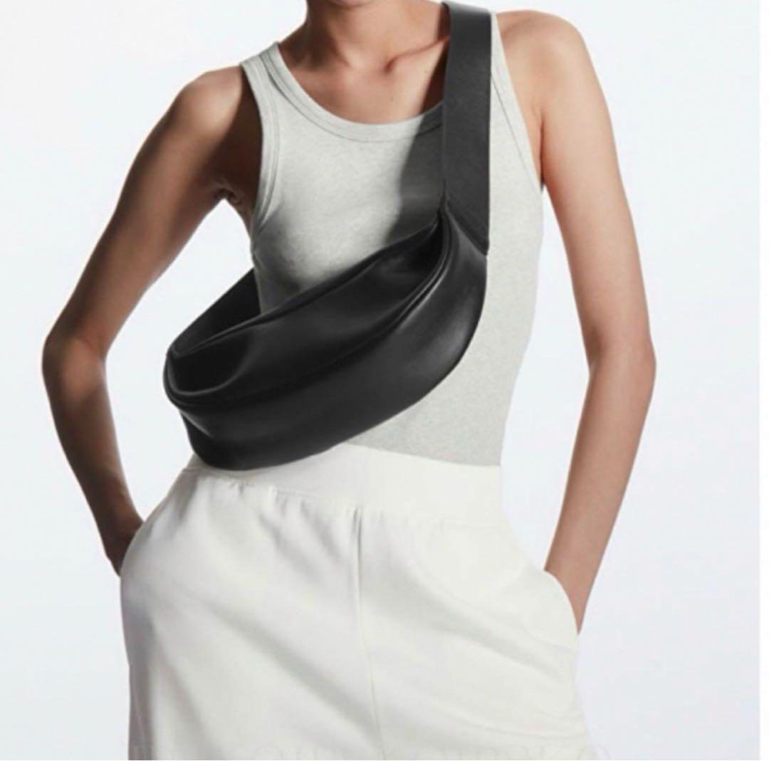 COS レザークロスボディバッグ ブラック - メルカリ