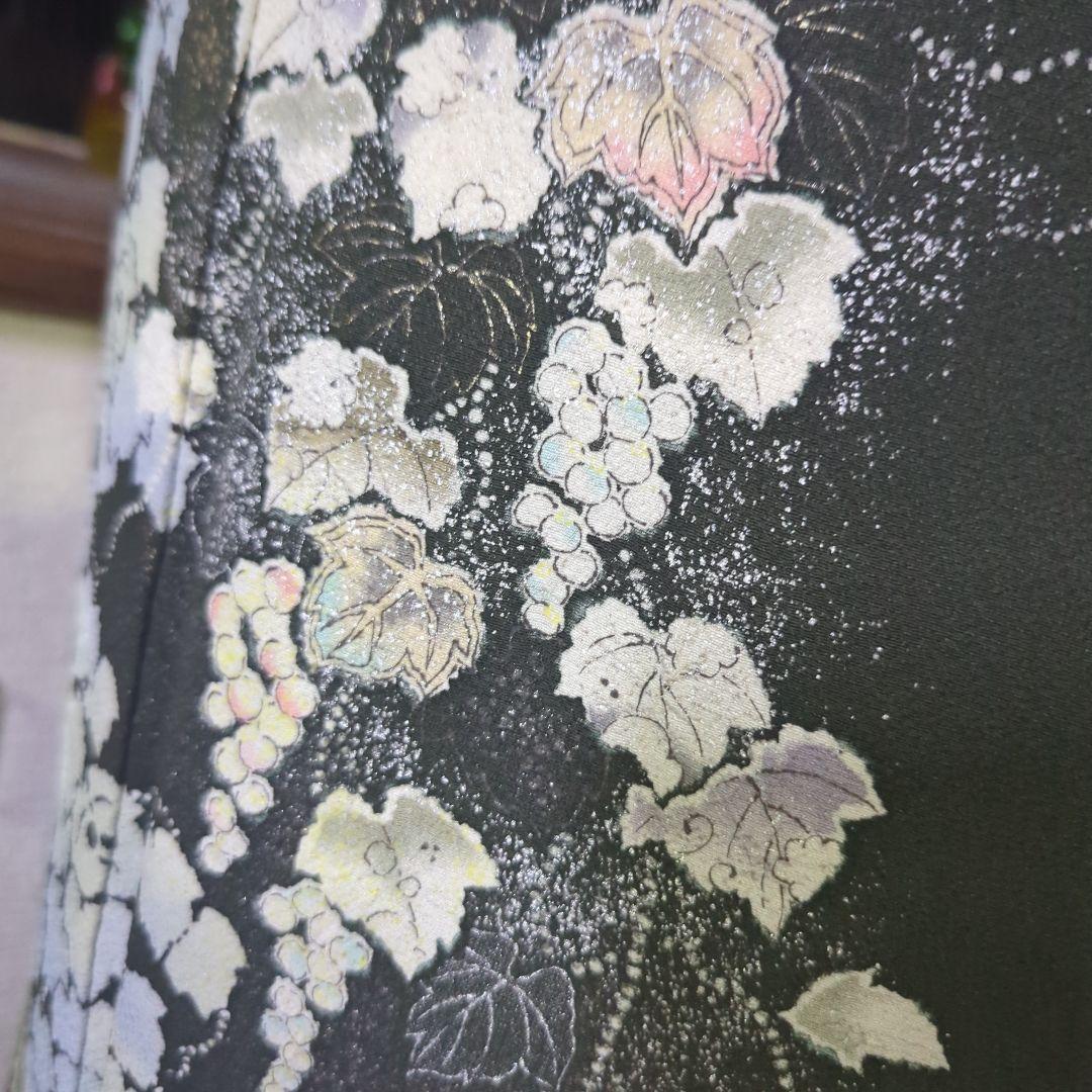 落款が入ります、青丹色の地に煌めく葡萄柄が繊細な