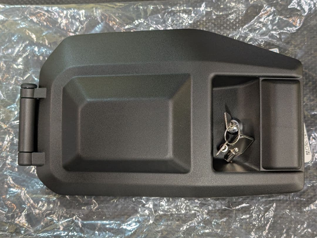 あ*い様 ランクル70再再販(GDJ76W) 尿素リッドカバー 鍵付き加工 ランクル