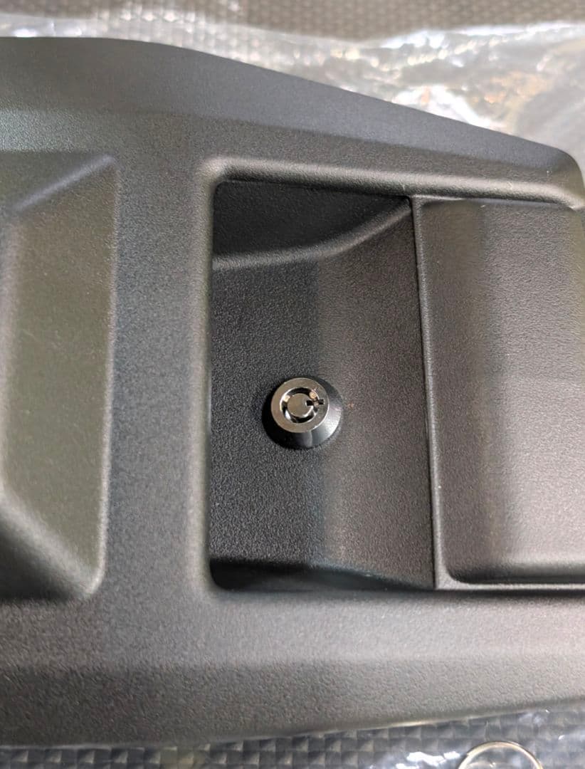 あ*い様 ランクル70再再販(GDJ76W) 尿素リッドカバー 鍵付き加工 ランクル