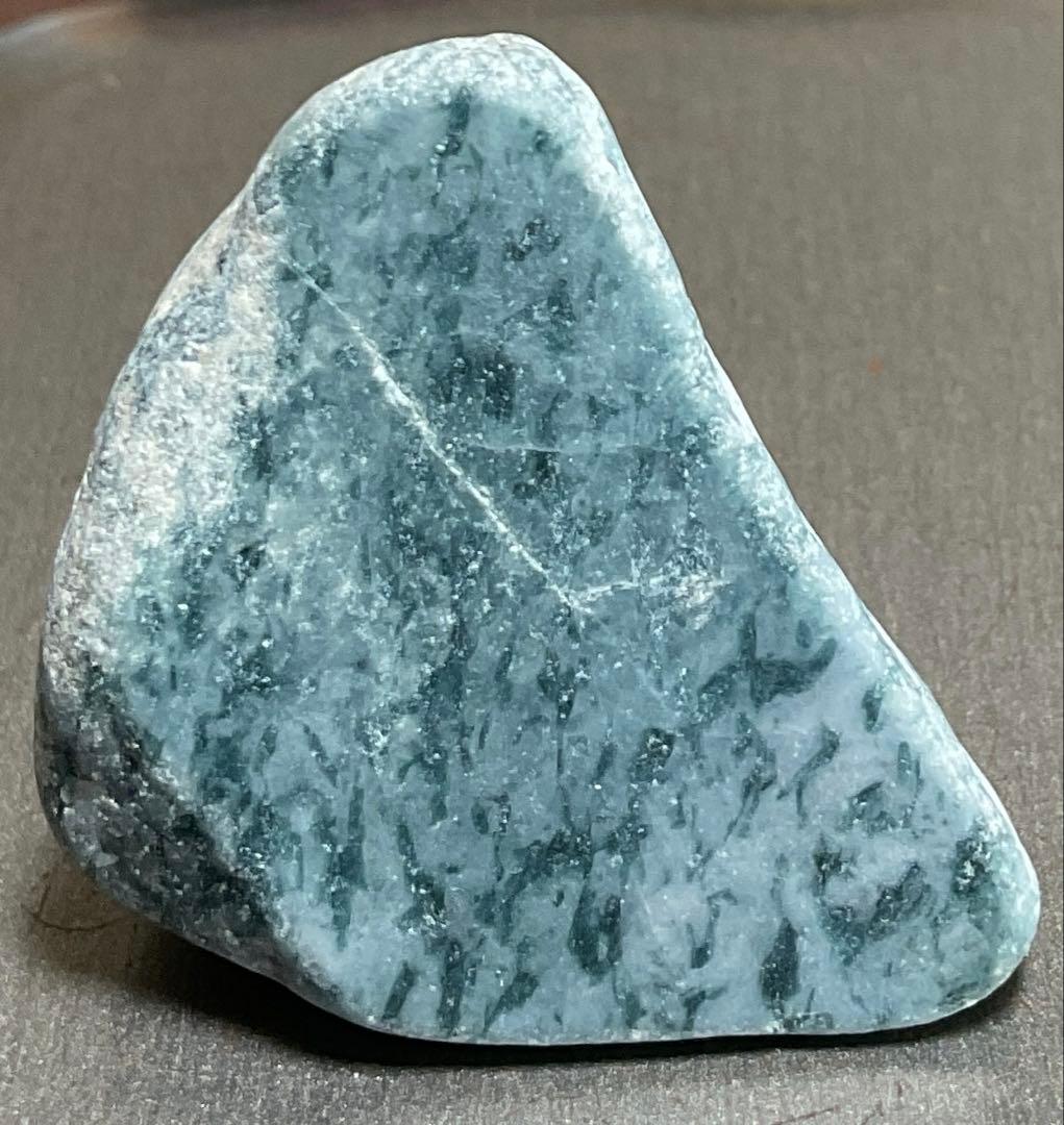 不思議な色］ 表面にコバルト色の透過 糸魚川翡翠32g ヒスイ ひすい