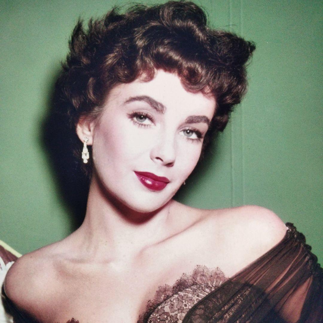 セール中…エリザベス・テイラー直筆サイン入り超大型写真… - メルカリ