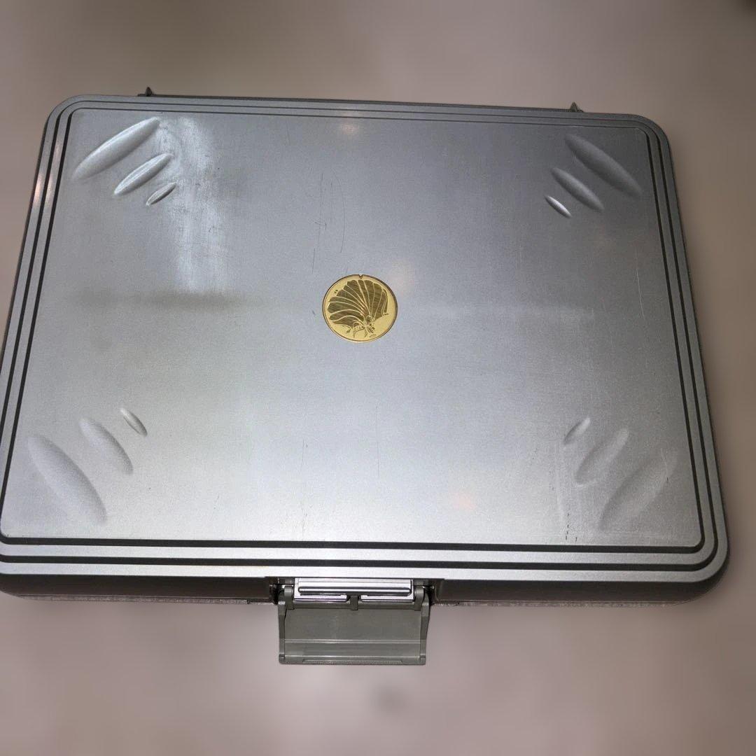 マルチソニック 美顔器 シルバー 振動×美容」音波振動で表情筋にアプローチ！リフトケアも頭皮ケアも