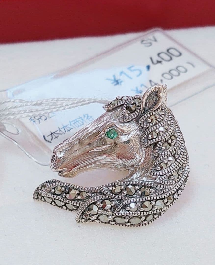 未使用品 碌山 馬 エメラルド シルバー ピンブローチ - メルカリ