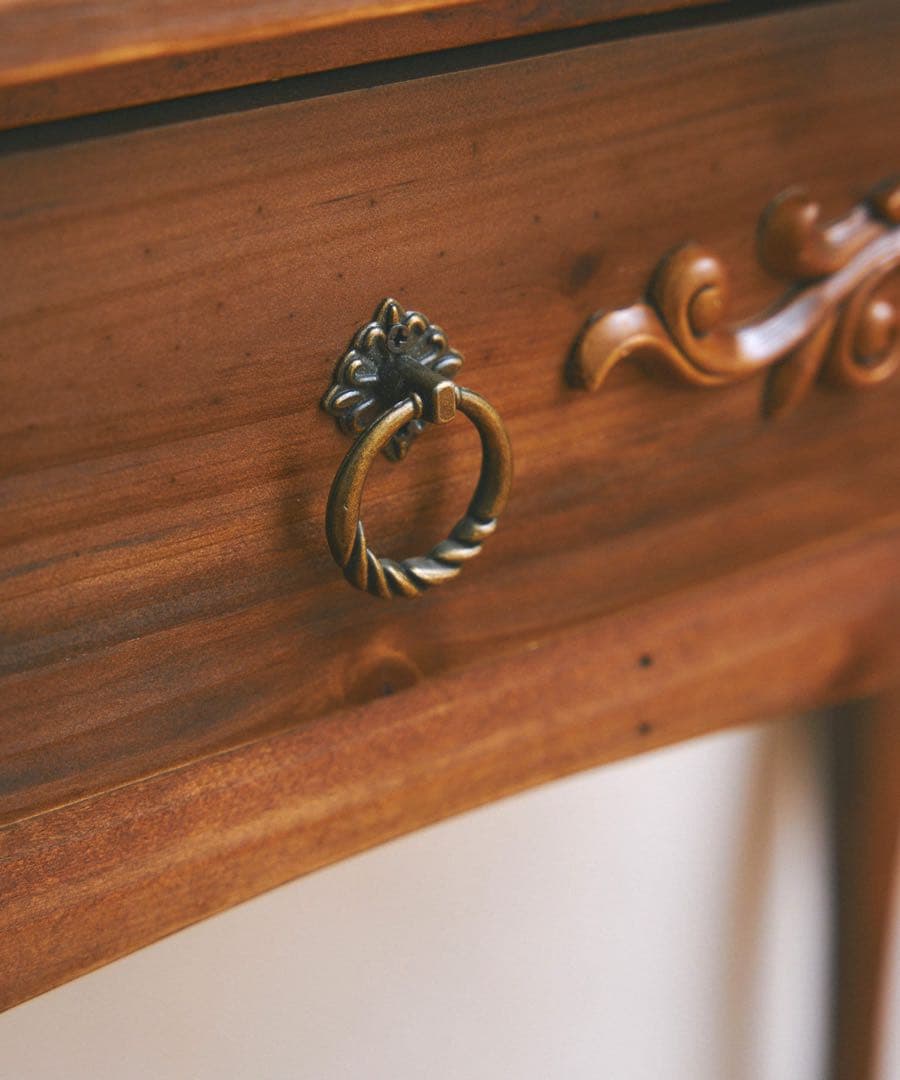 サリュ Baroque -makeup room-アンティークデスク