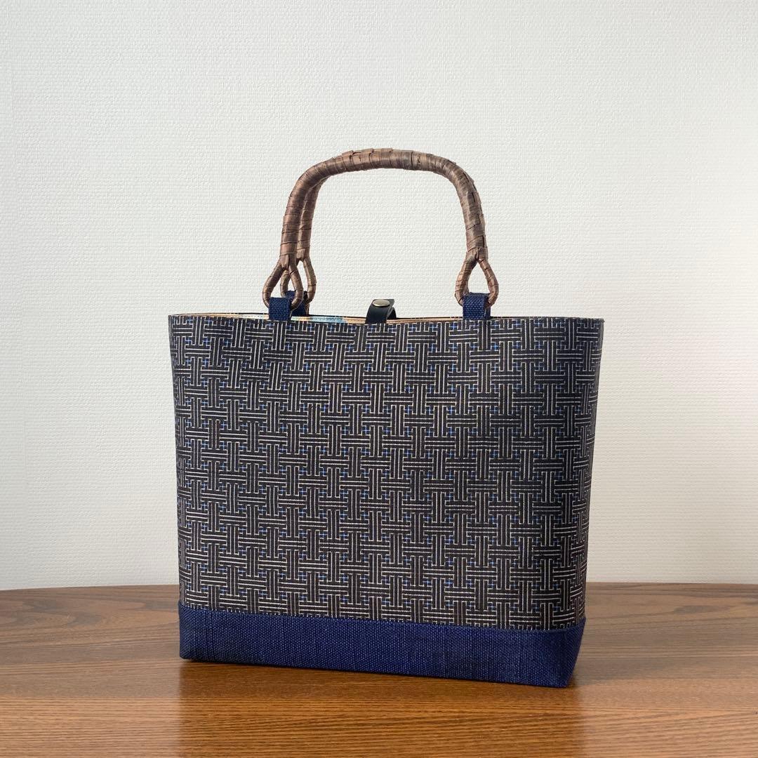 大島紬 秋名バラ青入り12玉 胡桃皮ハンドルバッグ 裏地お花柄の紬