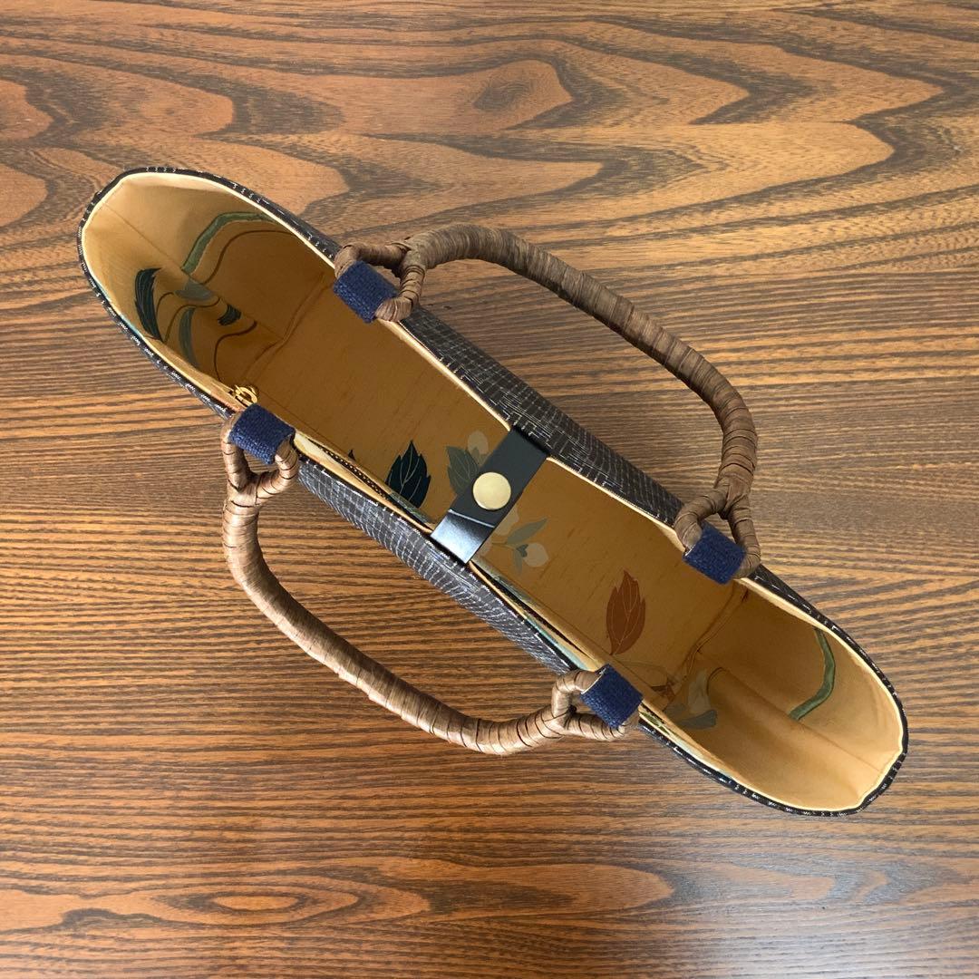 大島紬 秋名バラ青入り12玉 胡桃皮ハンドルバッグ 裏地お花柄の紬