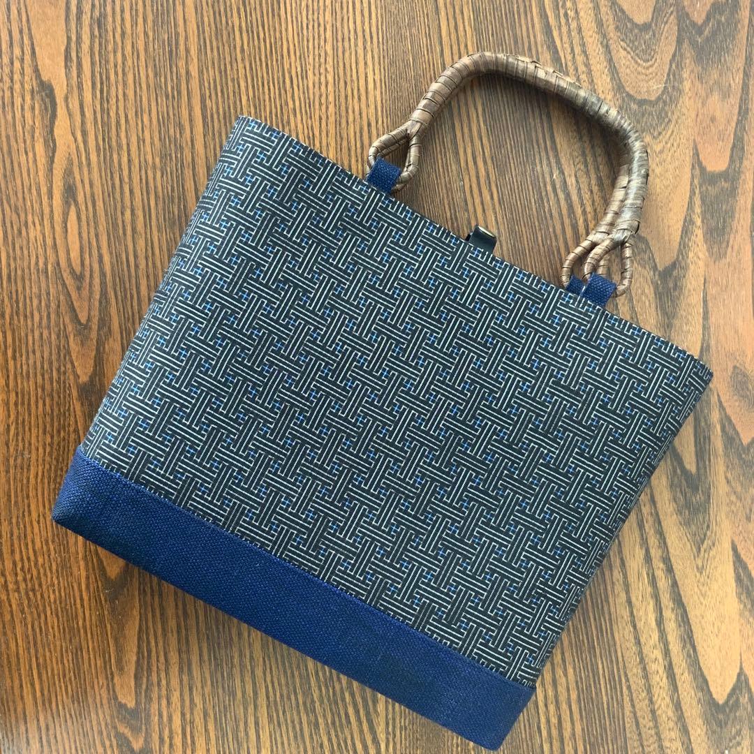 大島紬 秋名バラ青入り12玉 胡桃皮ハンドルバッグ 裏地お花柄の紬