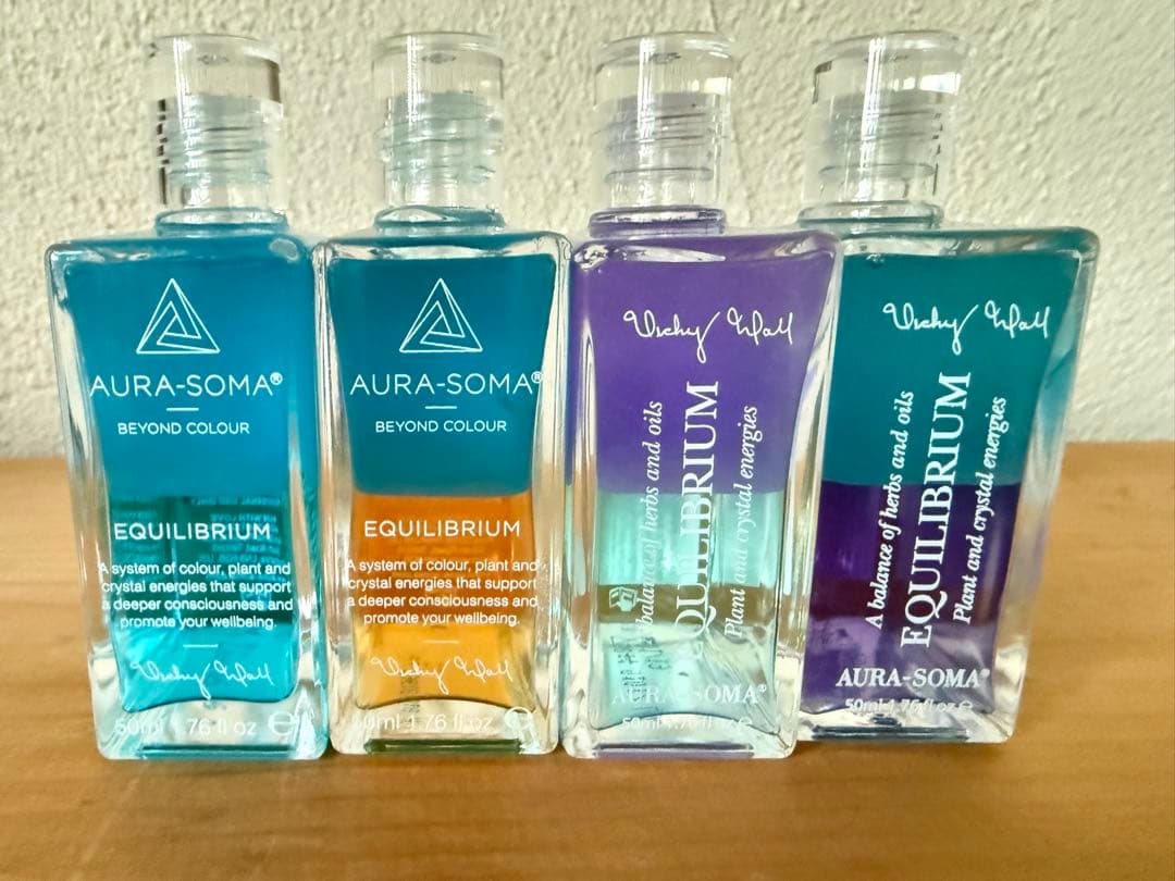 Aura-Soma エッセンシャルオイルボトルセット 4本 水の神秘小冊子付き