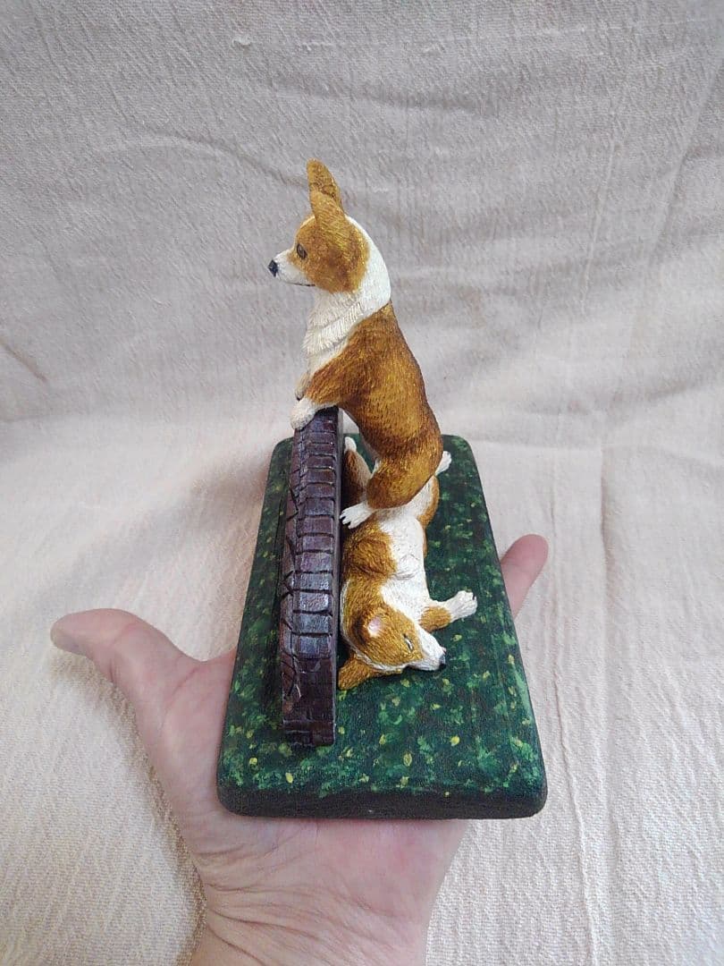 木彫りのコーギー2体 番犬編 - メルカリ