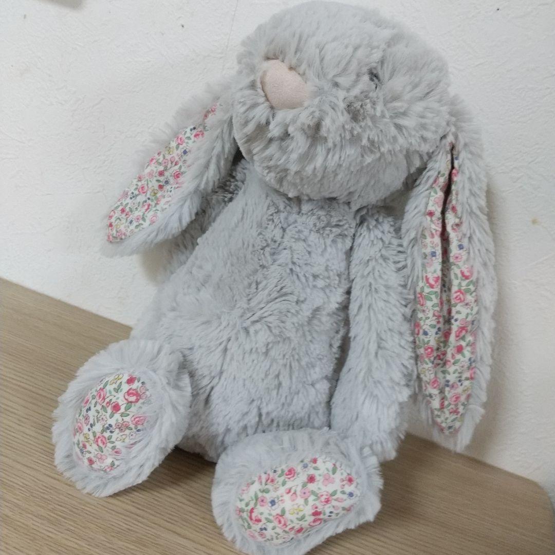 ジェリーキャット うさぎ ぬいぐるみ 花柄 グレー - メルカリ