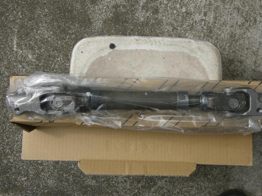未使用 ステアリングシャフト ZRR70ノアボクシー 45260-28140 izm-rcparts_202311000447140