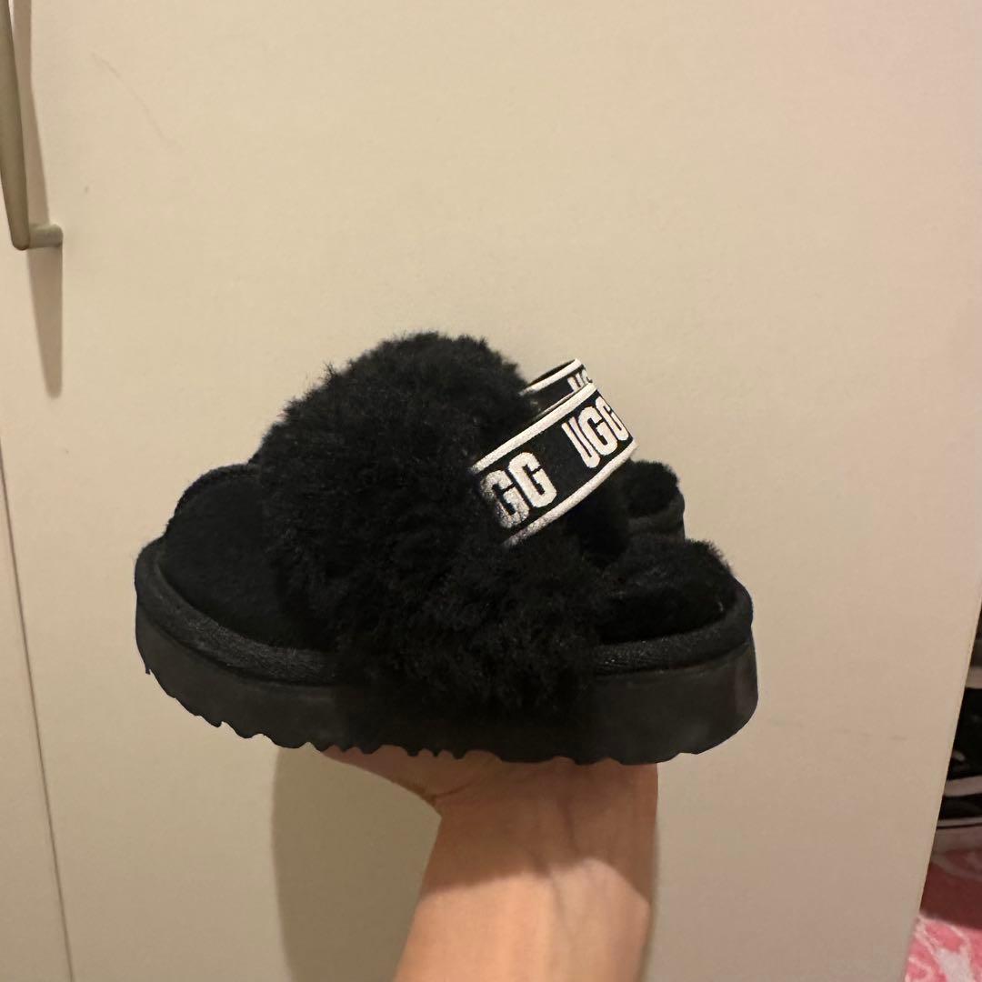 UGG ブラックファースライドサンダル - メルカリ