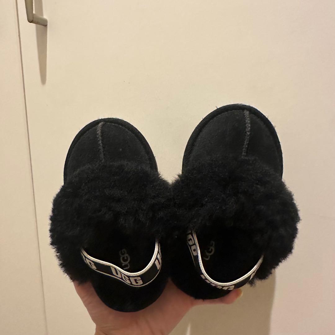 UGG ブラックファースライドサンダル - メルカリ