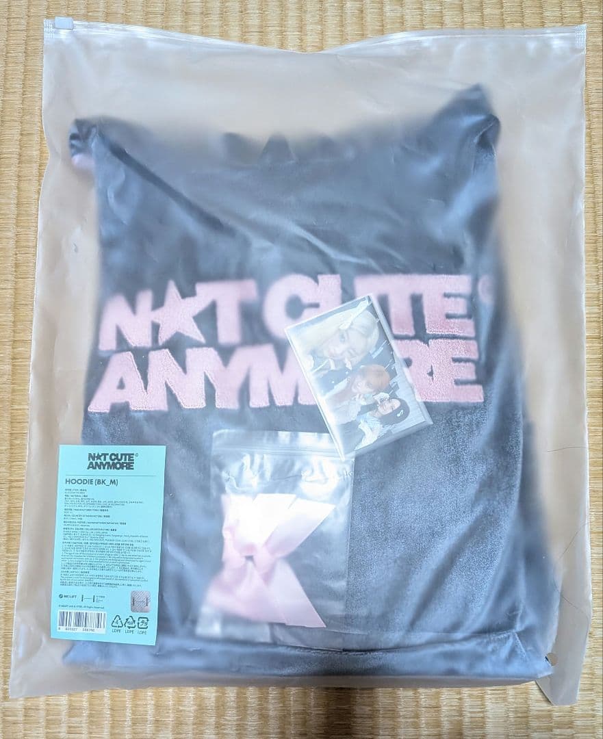 ILLIT アイリット NOT CUTE ANYMORE フーディ M Amazon.co.jp: [百合] ILLIT グッズ パーカー トレーナー 2025