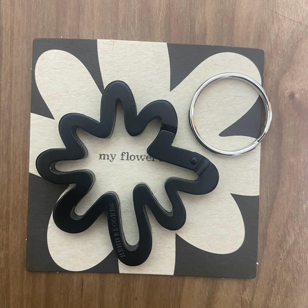 未使用】藤井風さん 花 カラビナ 黒 - メルカリ