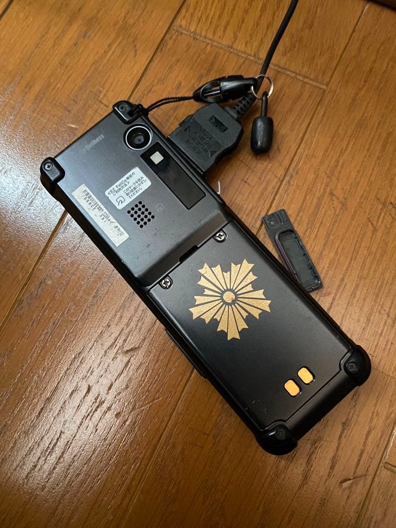 au SHARP E05SH ブラック 携帯電話 警察もどき仕様 充電器付 - メルカリ