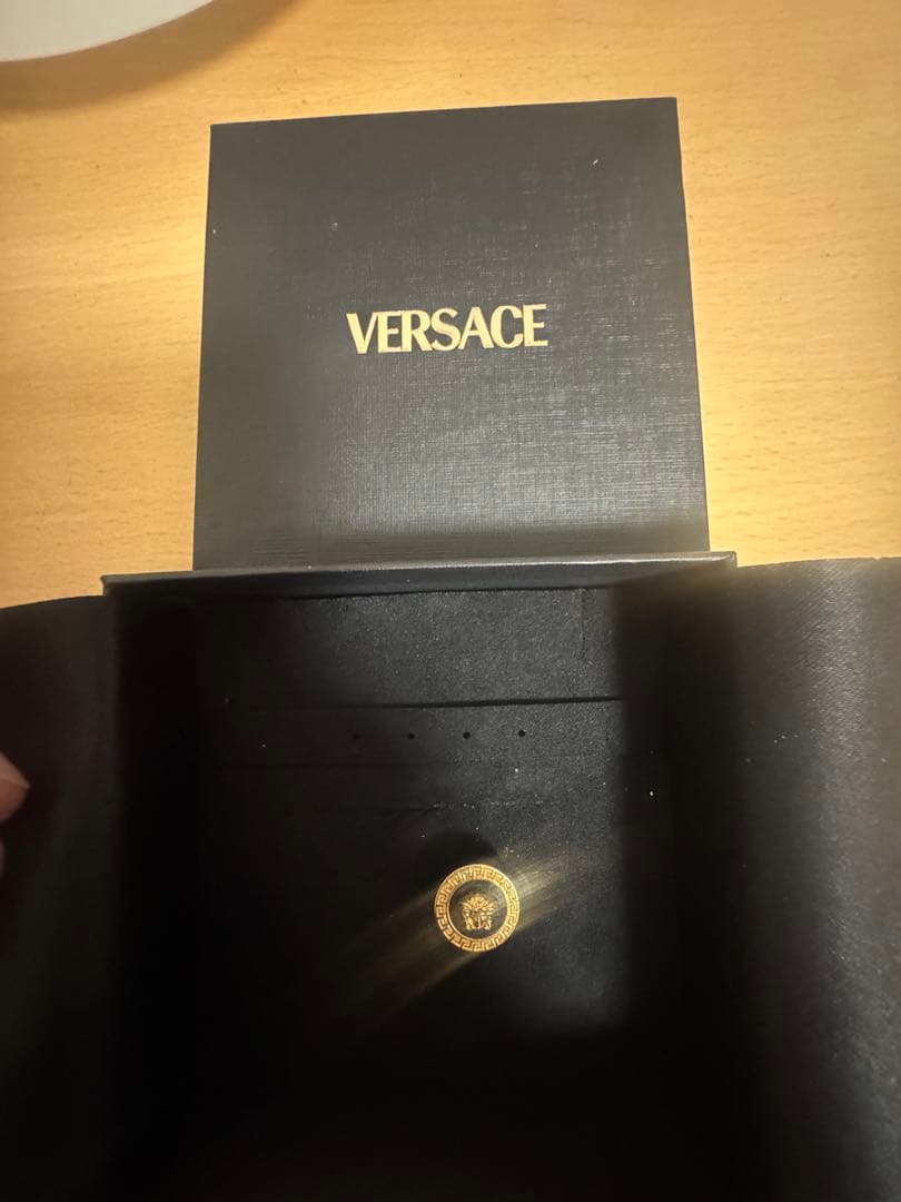 VERSACE メデューサモチーフ ピアス(片耳用) 箱付き - メルカリ