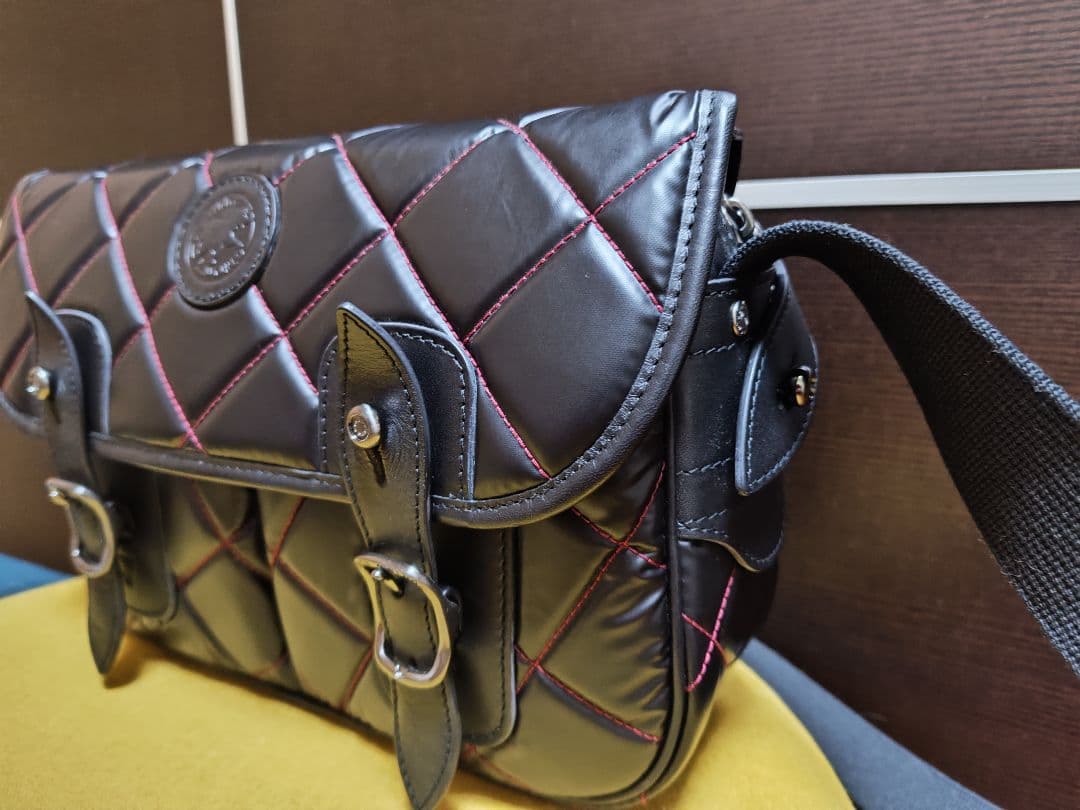 ハンティングワールドキルティング 黒 ショルダーバッグ赤ステッチ