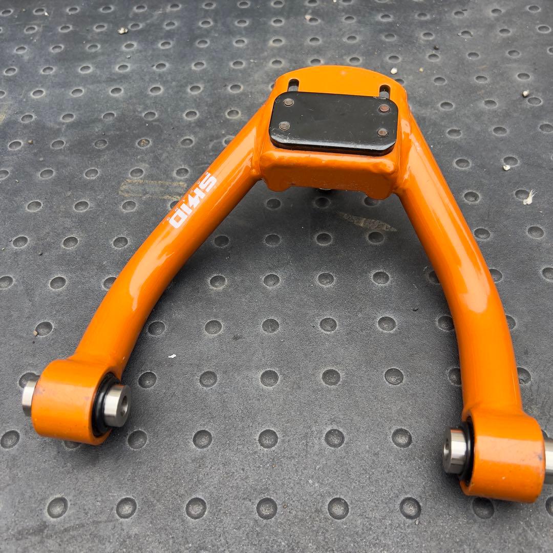 フロント アッパーアーム 18 20 21 クラウン スキッドレーシング