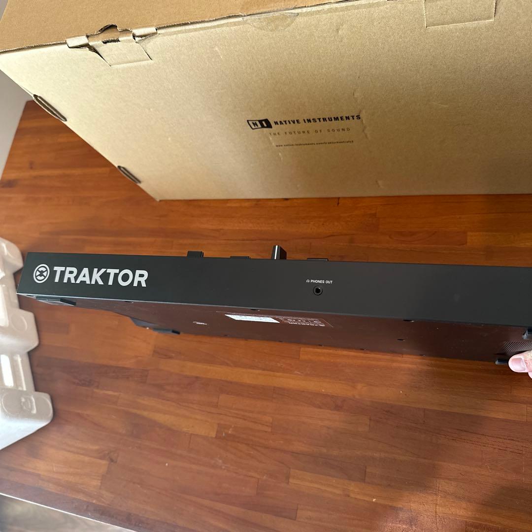 期間限定大特価】TRAKTOR KONTROL S2 MK3 【早い者勝ち】