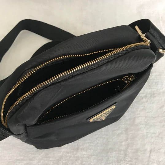 新品未使用✨ プラダ ポーチ ノベルティショルダーバッグ - メルカリ