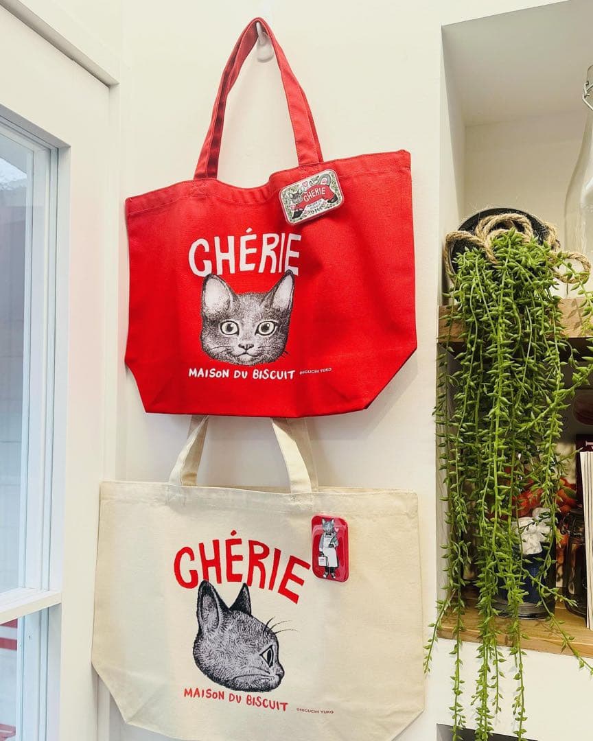 ①CHÉRIE×ヒグチユウコ/限定LEOトート2種類缶バッチ付き - メルカリ