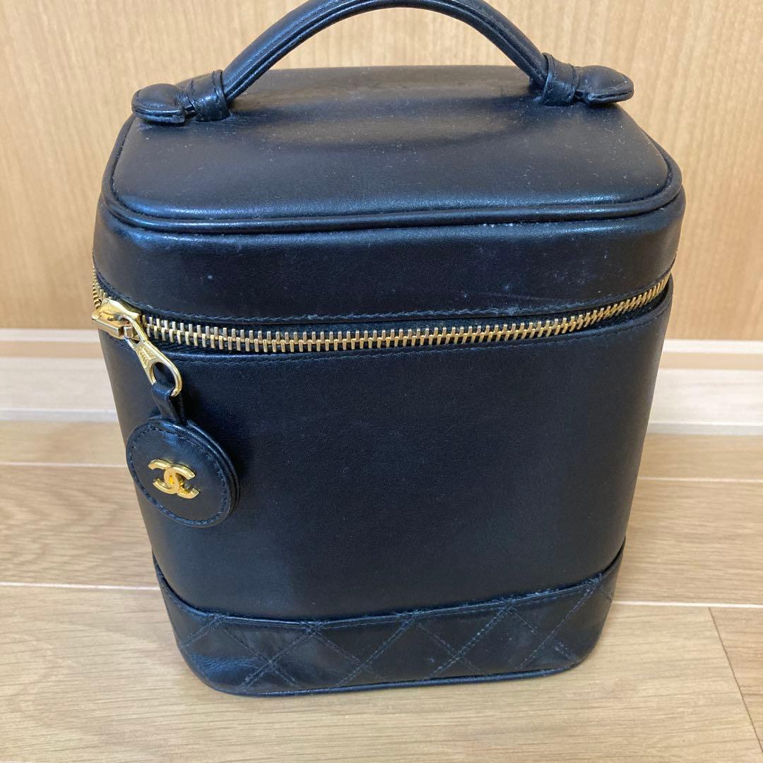 値下げ！CHANEL ブラックレザー バッグ Chanel Black Medium 226 2.55 Reissue Classic Double Flap Bag RHW