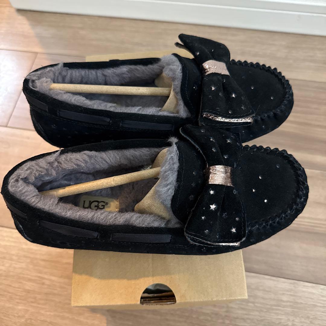 UGG ダコタスターガール ブラック リボン付き モカシン 24cm - メルカリ