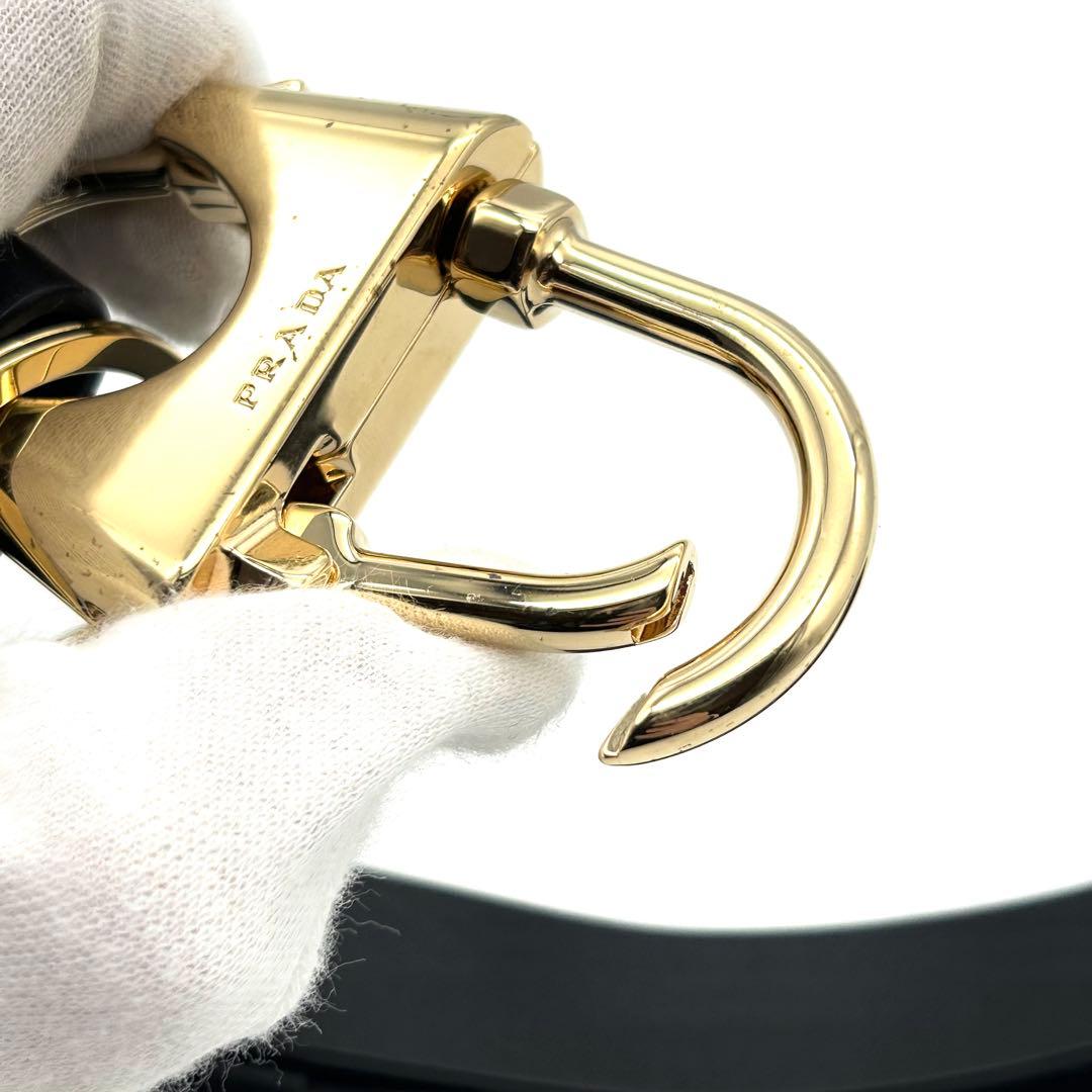 未使用 プラダ キーホルダー キーリング 黒 レザー ロゴ カラビナ