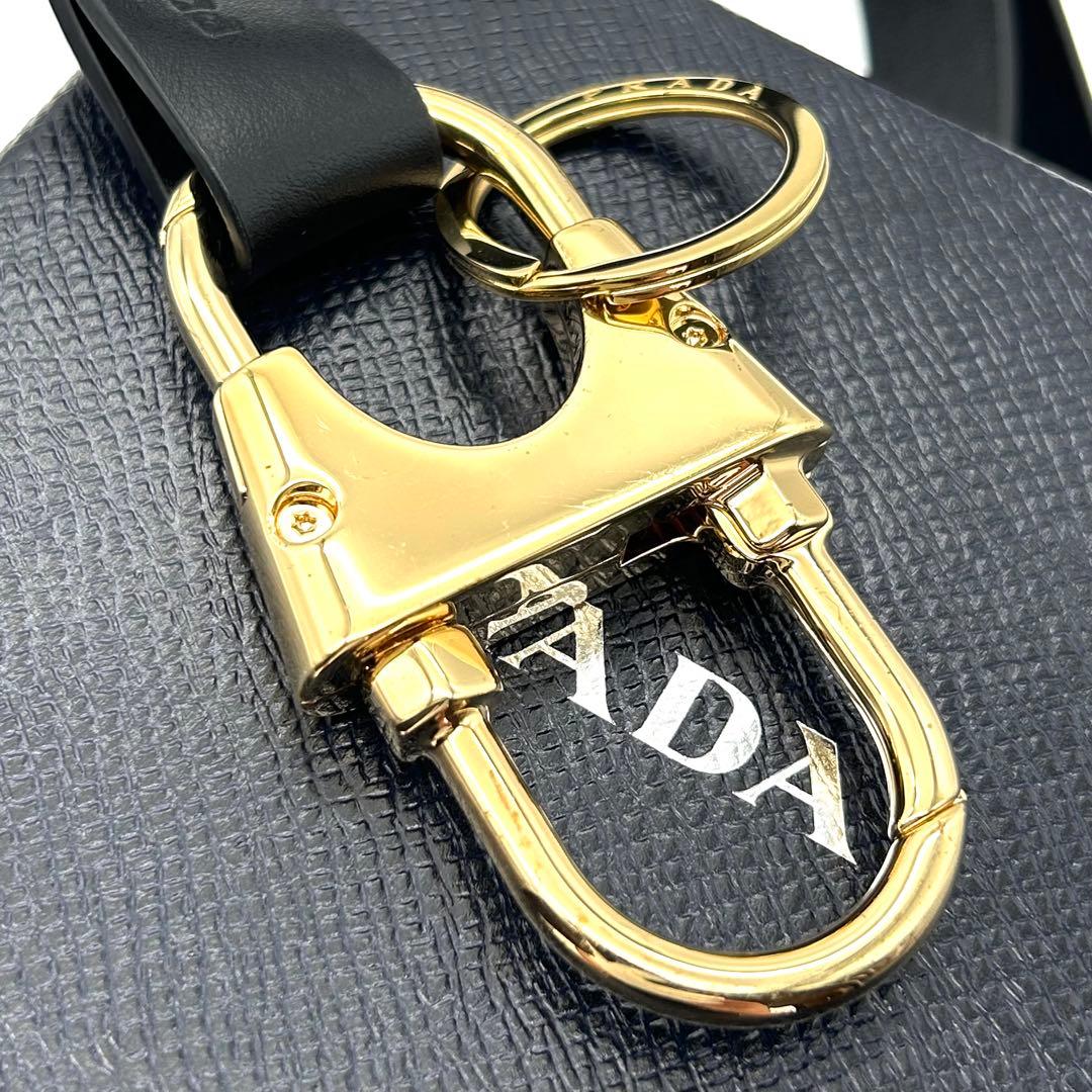 未使用 プラダ キーホルダー キーリング 黒 レザー ロゴ カラビナ