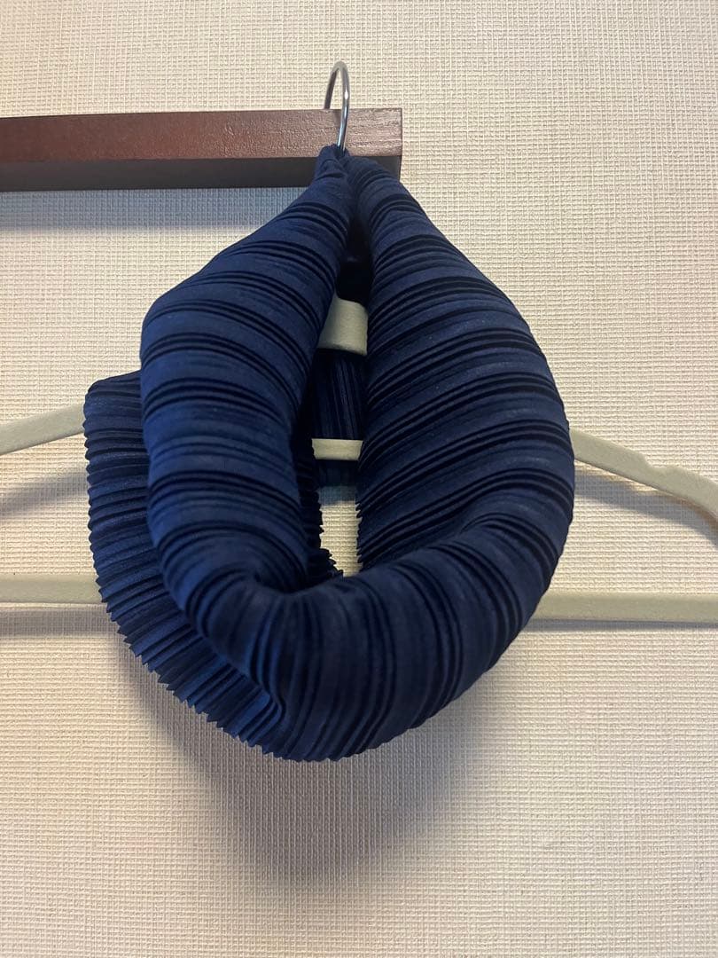 PLEATS PLEASE ISSEY MIYAKE ネックウォーマー ネイビー - メルカリ