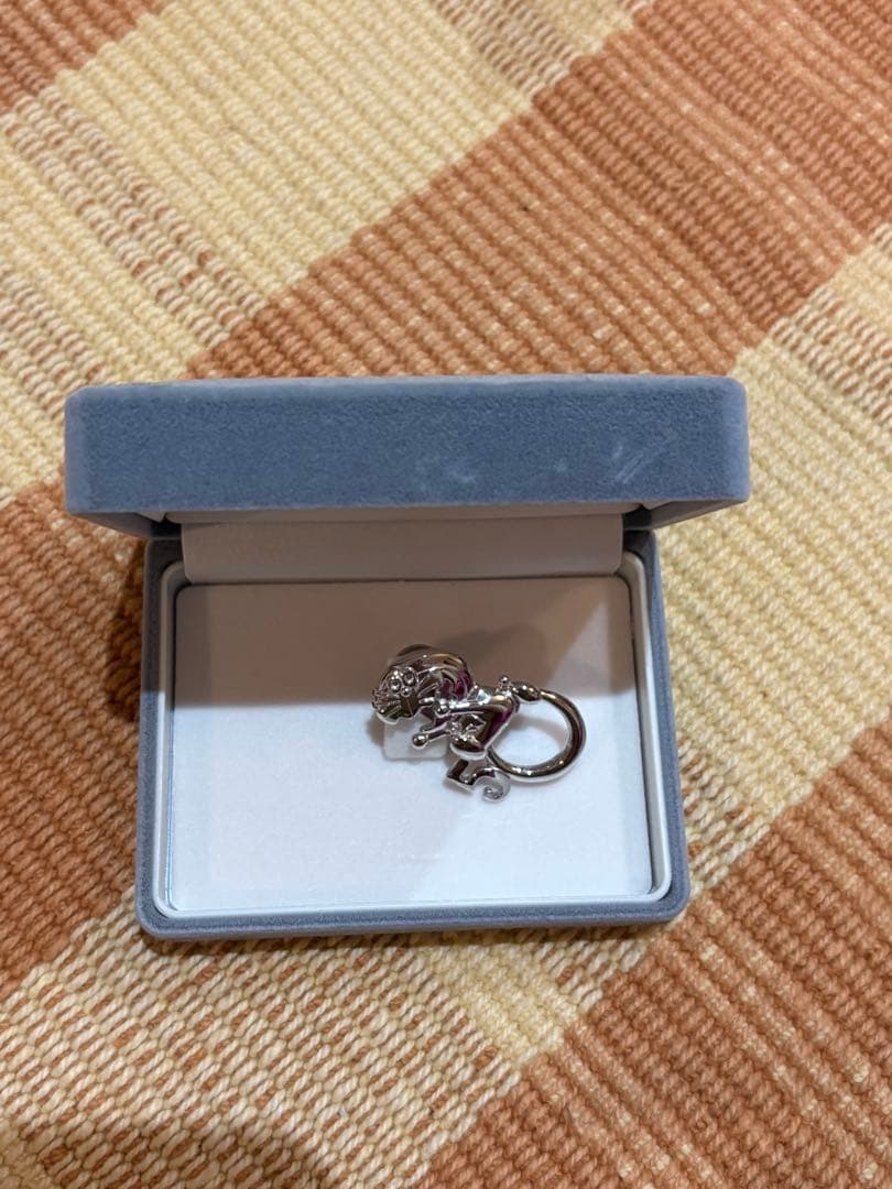 ドラえもん50周年・銀製眼鏡ホルダー - メルカリ