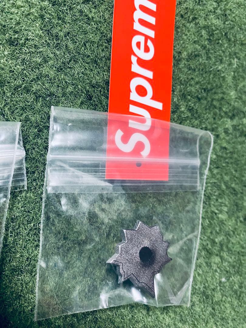 Nate Lowman Supreme Bullet Hole Pinピンズ弾痕