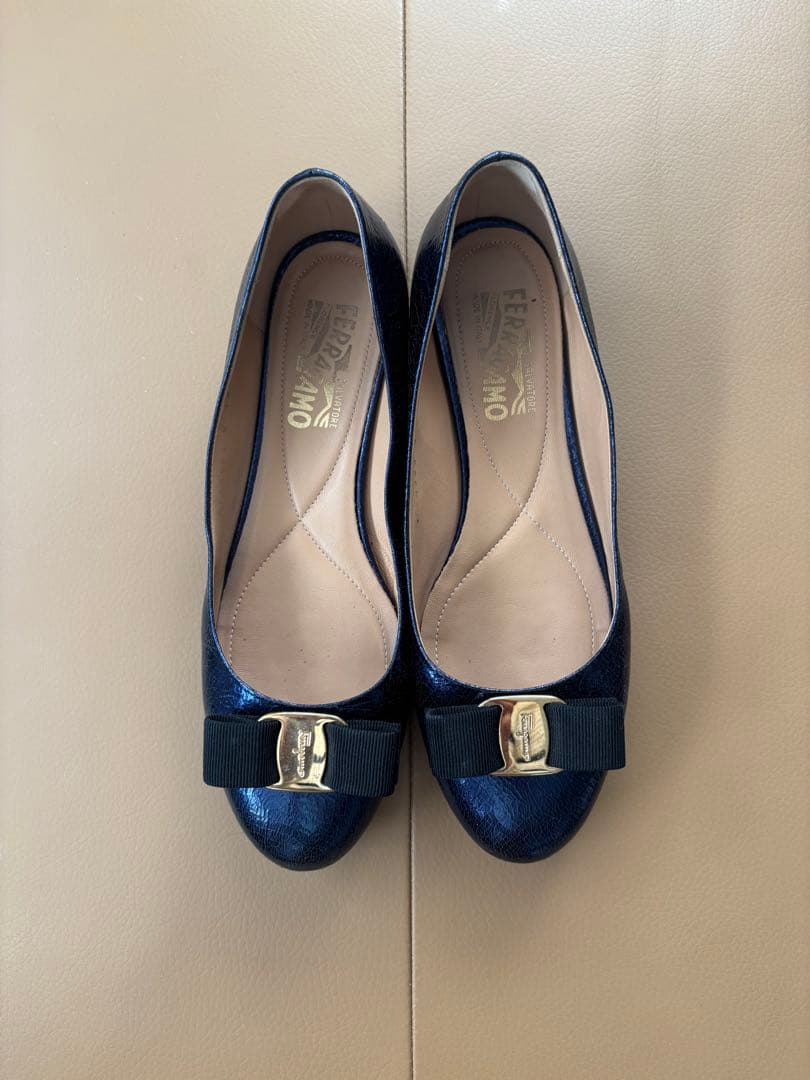 Ferragamo フェラガモ ヴァラ ローヒール パンプス ネイビー 8 - メルカリ
