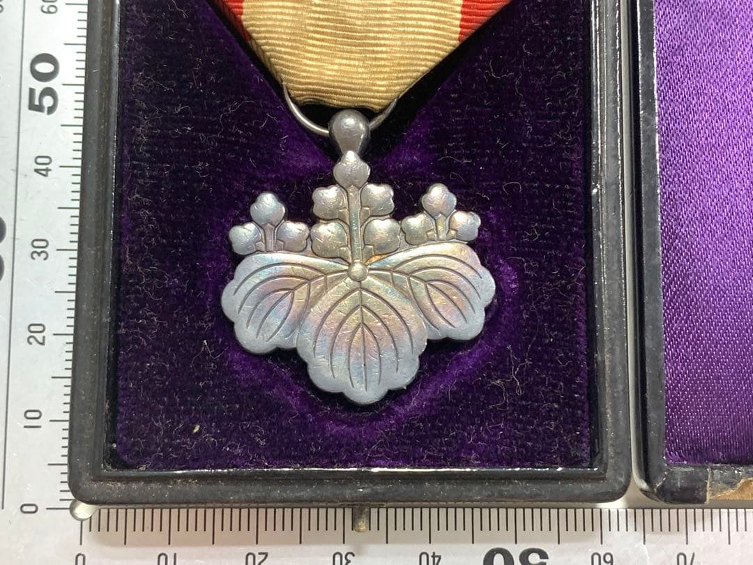 勲八等白色桐葉章 勲章 銀製品 silver ケース付き - メルカリ
