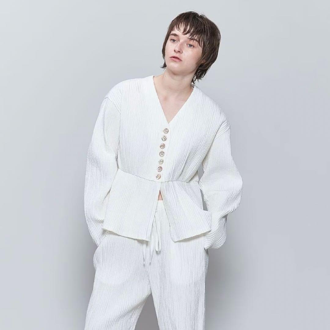 美品 roku ホワイトVネックボタンシャツ 37400円 - メルカリ