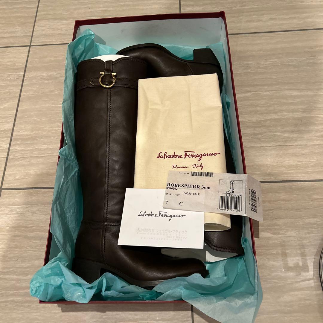 フェラガモ」 ダークブラウンロングブーツ 購入時の箱、靴収納袋付き