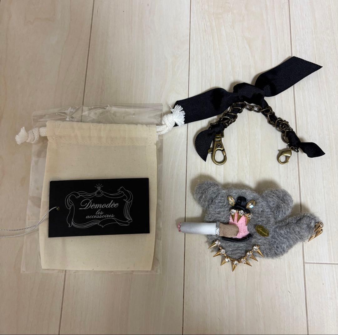 デモデ クマ型スパイクブローチ チェーン付き